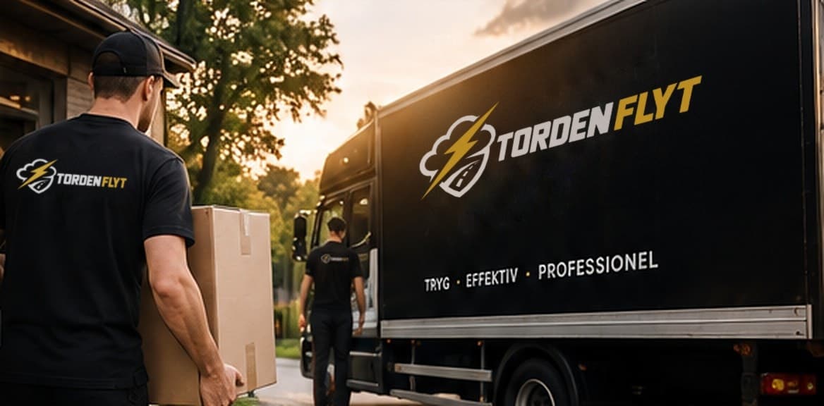 Flyttemand fra Torden Flyt bærer en kasse hen mod flyttebilen